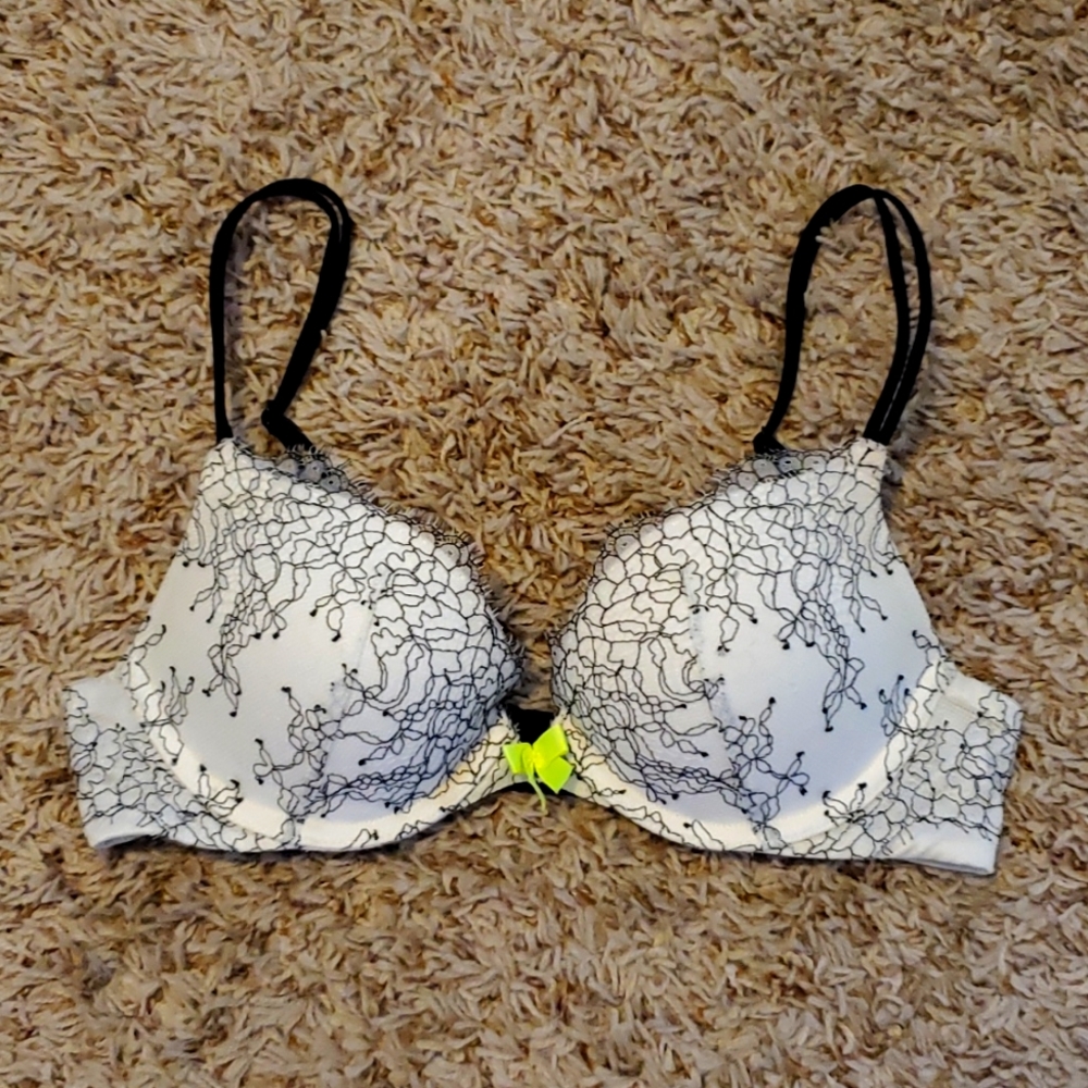 Victoria's Secret Very Sexy Push Up Bra 32B